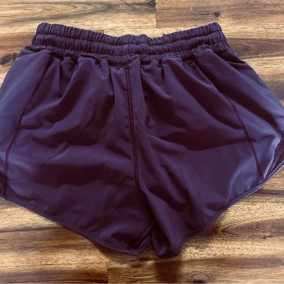 Lululemon Hotty Hot High-Rise Lined Short 4" size 6 - Picture 4 of 7